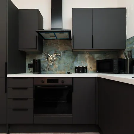 Hamilton Apartment *