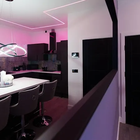 Hamilton Apartment *