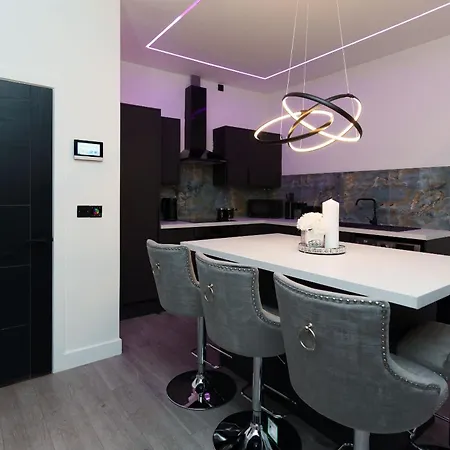 Hamilton Apartment *