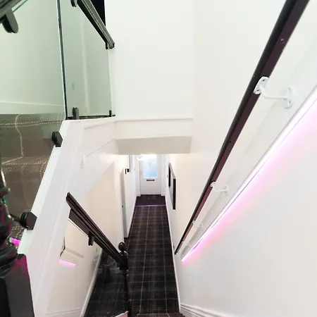 Hamilton Apartment *