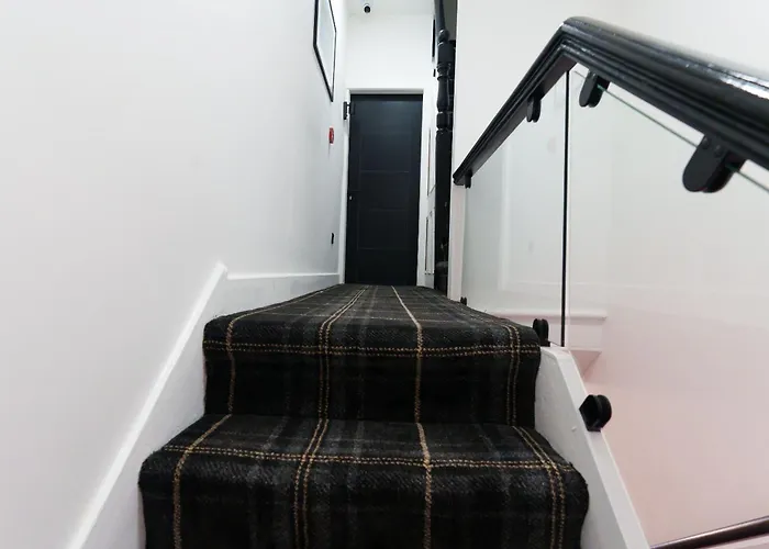 Hamilton * Leeds (West Yorkshire)