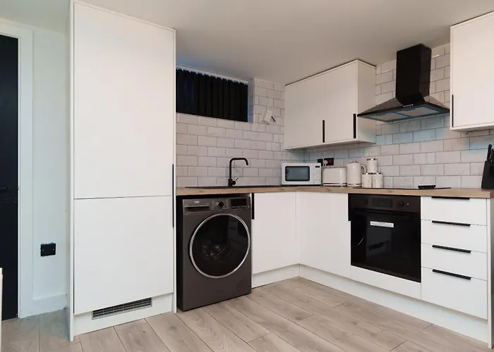 Hamilton * Leeds (West Yorkshire)